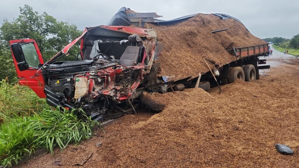 Acidente entre caminhões deixa dois mortos e uma mulher ferida na BR-354, em Formiga
