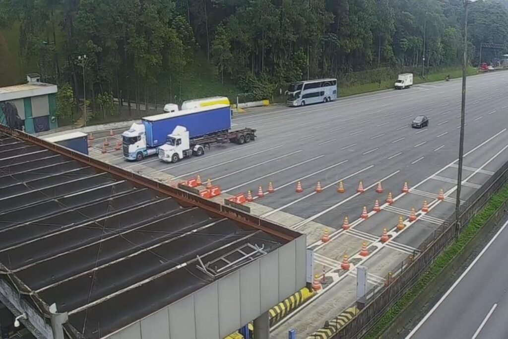 Mais de 400 mil veículos devem descer a serra para o litoral SP durante os feriados