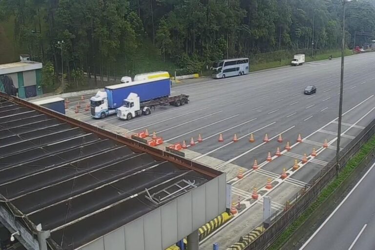 Mais de 400 mil veículos devem descer a serra para o litoral SP durante os feriados