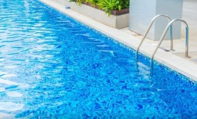 Menina de 2 anos morre após cair na piscina de residência em Várzea Grande