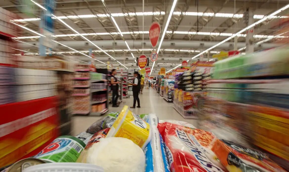 Bolsa Família tem reajuste de 15% e piso sobe para R$ 691 em outubro