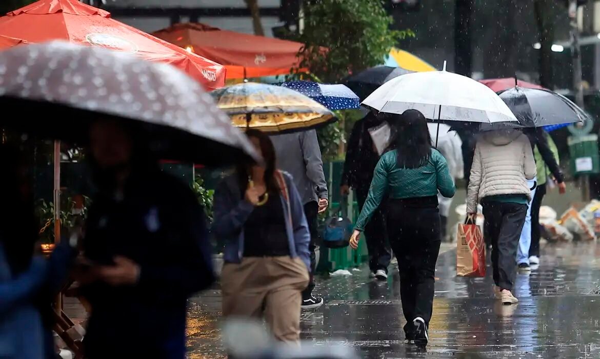 Ciclone extratropical intensifica frente fria e traz tempestades e calor extremo ao país