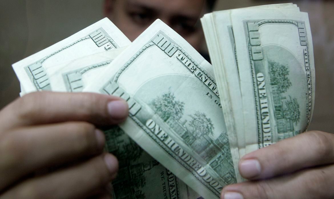 Dólar dispara e fecha próximo de r$ 5,17 pressionado por exterior e eleições
