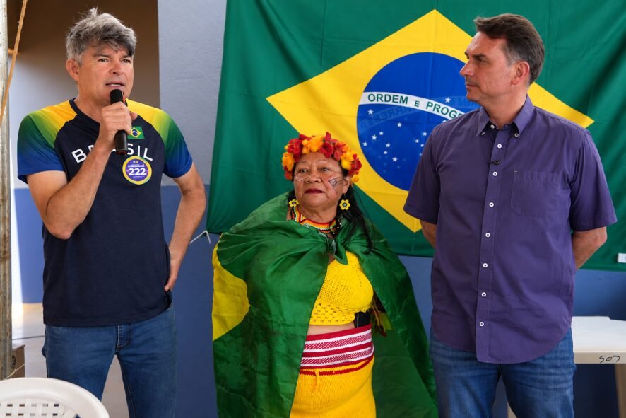 Flávio promete “enquadrar” ministros com Medeiros no Senado e Bolsonaro de volta ao Planalto