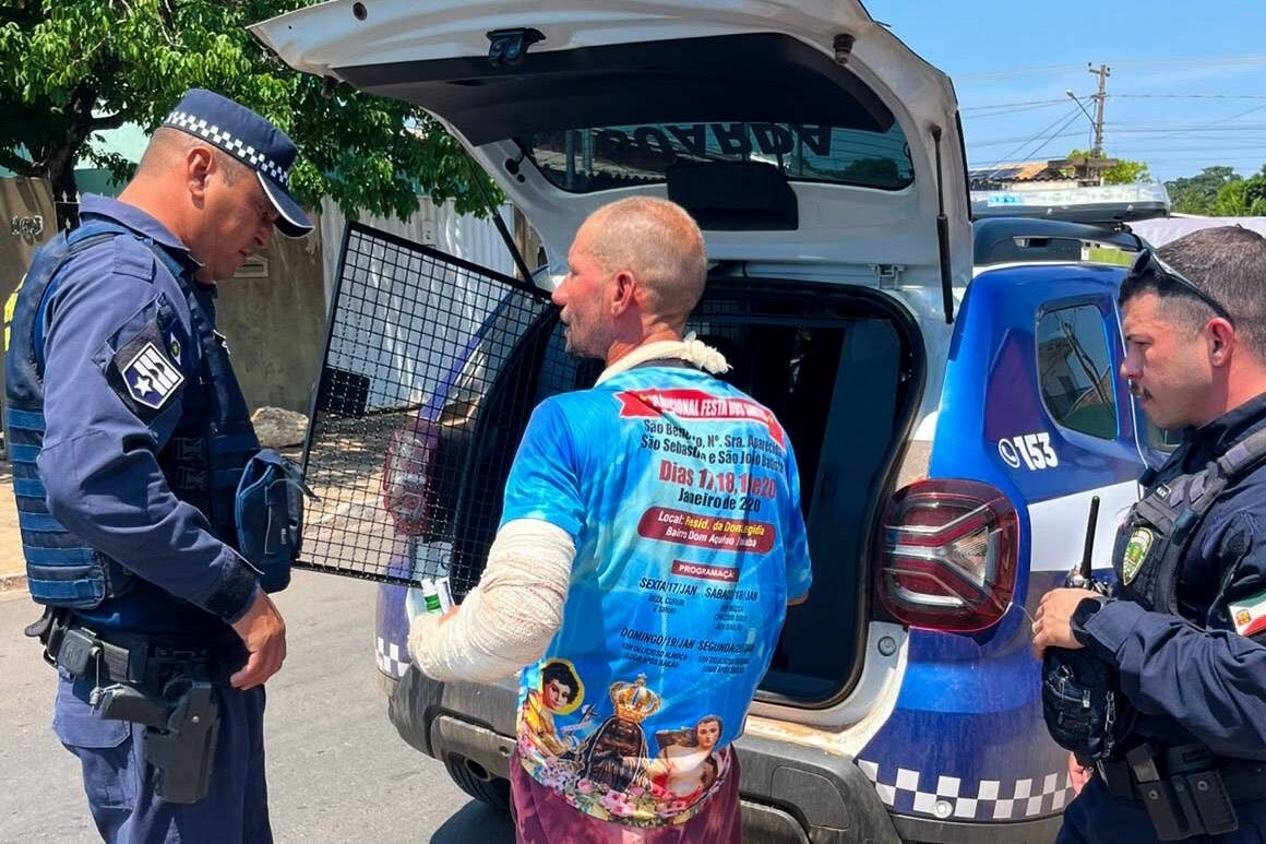 Homem é preso após chutar portão e ameaçar coordenadora de escola