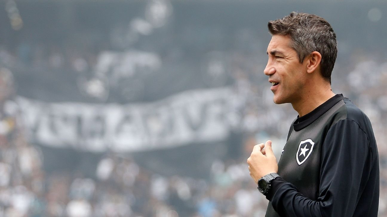 Justiça marca audiência do caso Botafogo x Bruno Lage; técnico pede quase R$ 10 milhões