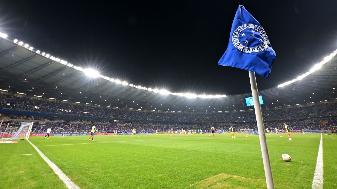 Organizada do Cruzeiro se reúne com jogadores e diretoria na Toca da Raposa para cobrar melhora