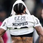 Jornais argentinos colocam Memphis como ‘vilão’ de queda do Corinthians na Libertadores e ironizam: ‘Teve o tiro para matar…’