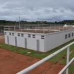 Justiça aponta falha estatal após detentos ordenarem crimes de dentro da prisão