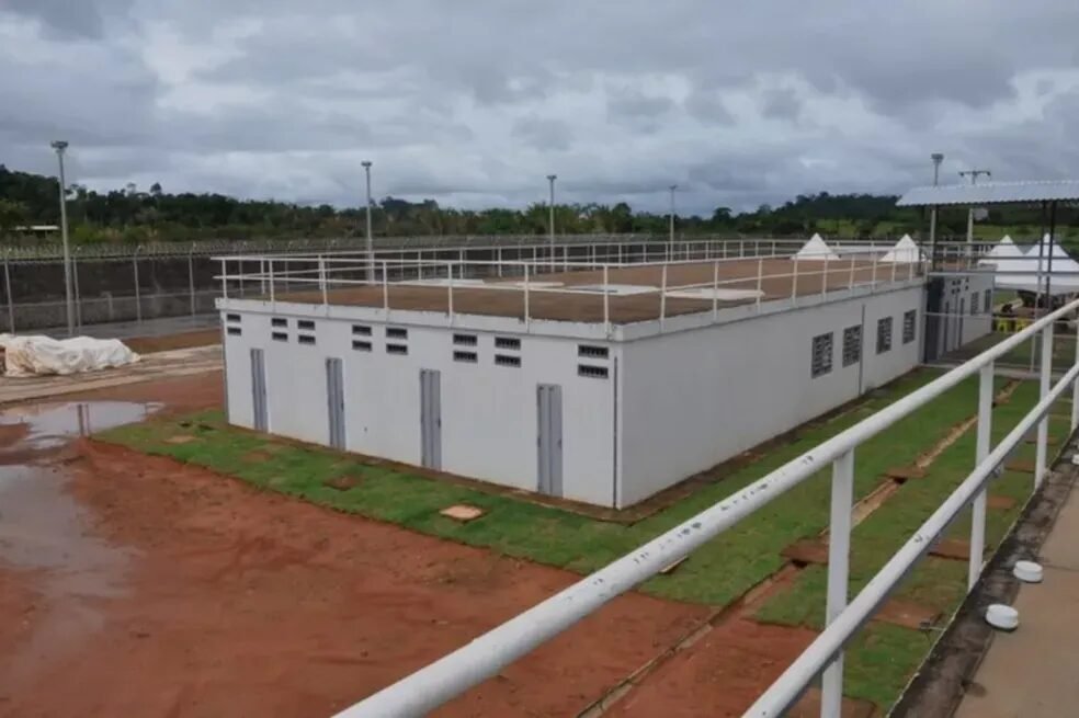 Justiça aponta falha estatal após detentos ordenarem crimes de dentro da prisão