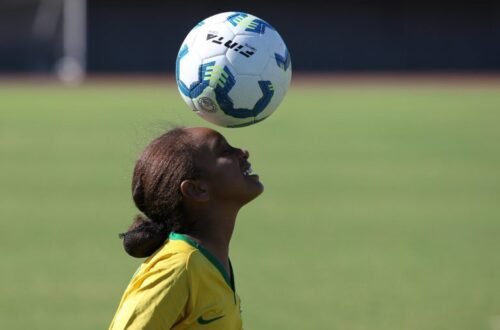 Lei torna futebol feminino prioridade na política de esporte