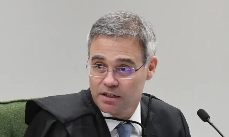 Mendonça vota para manter decisão de retirar posts de Nossa Senhora