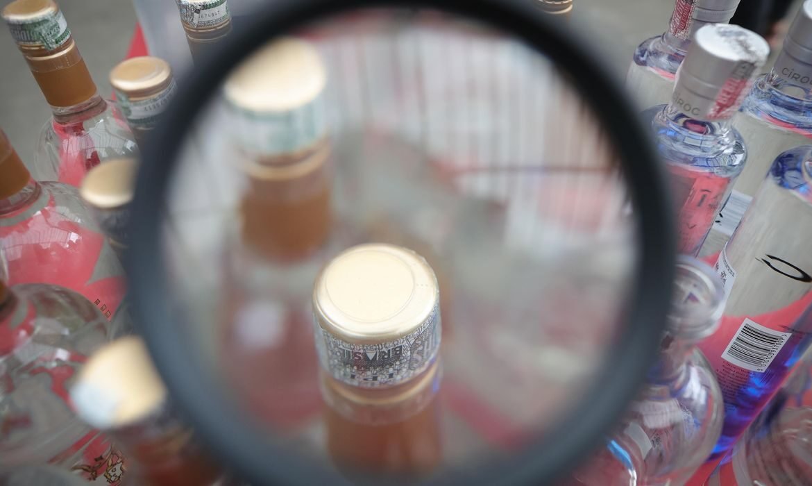 MPSP denuncia dupla após bebida falsificada com metanol cegar mulher