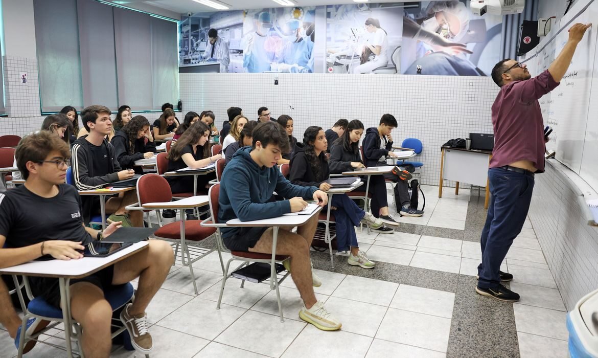 Prova nacional docente reúne 23 estados e mais de dois mil municípios