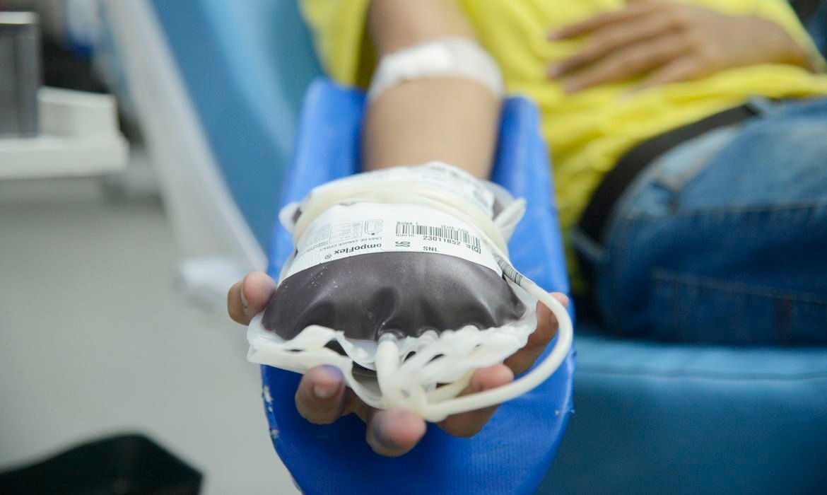 Idosos com mais de 70 anos agora podem doar sangue no Brasil