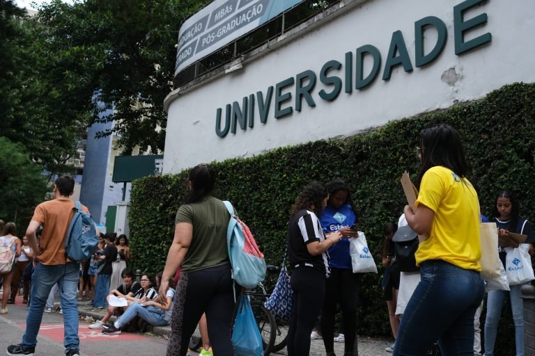 Projeto de lei quer extinguir vestibular e garantir vagas em universidades