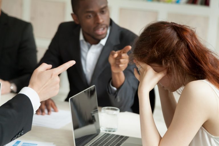 Projeto cria indenização por atraso de salário e pune assédio