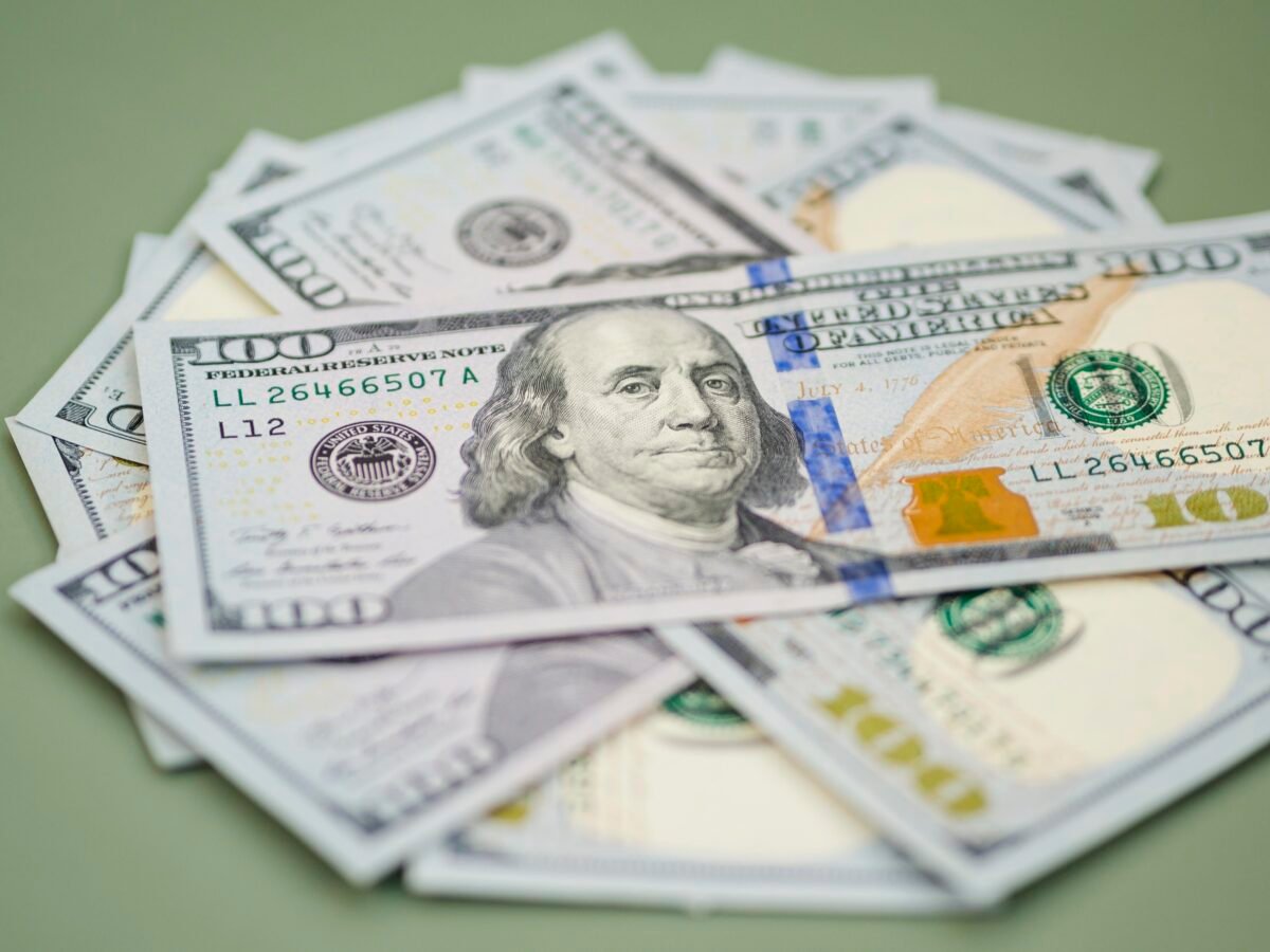 Dólar cai para R$ 5,13 com impulso da Vale no Ibovespa