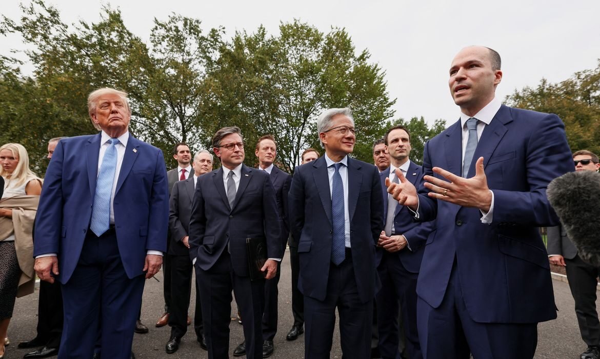 Trump fecha acordo com big techs para autorregulação voluntária da IA