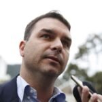 Flávio Bolsonaro sai na frente na primeira hora da apuração