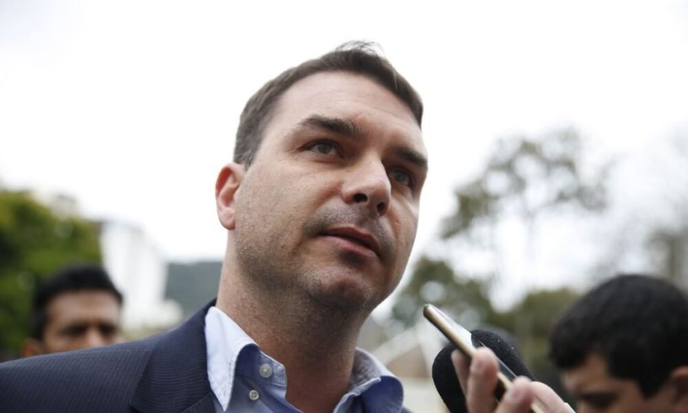 Flávio Bolsonaro sai na frente na primeira hora da apuração