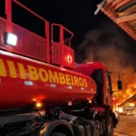 Bombeiros apagam incêndio que destruiu três veículos em garagem em Guarantã do Norte