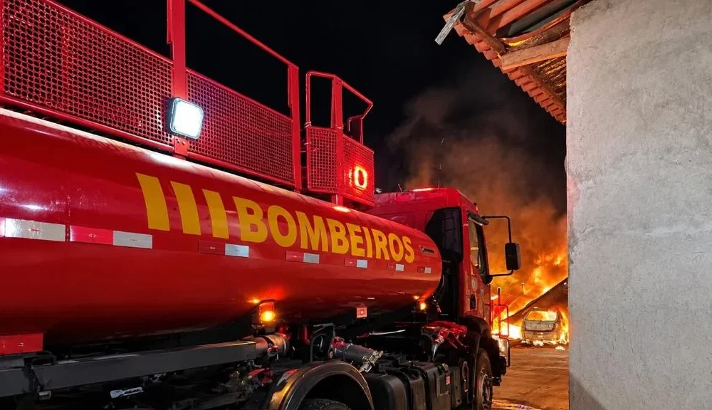 Bombeiros apagam incêndio que destruiu três veículos em garagem em Guarantã do Norte