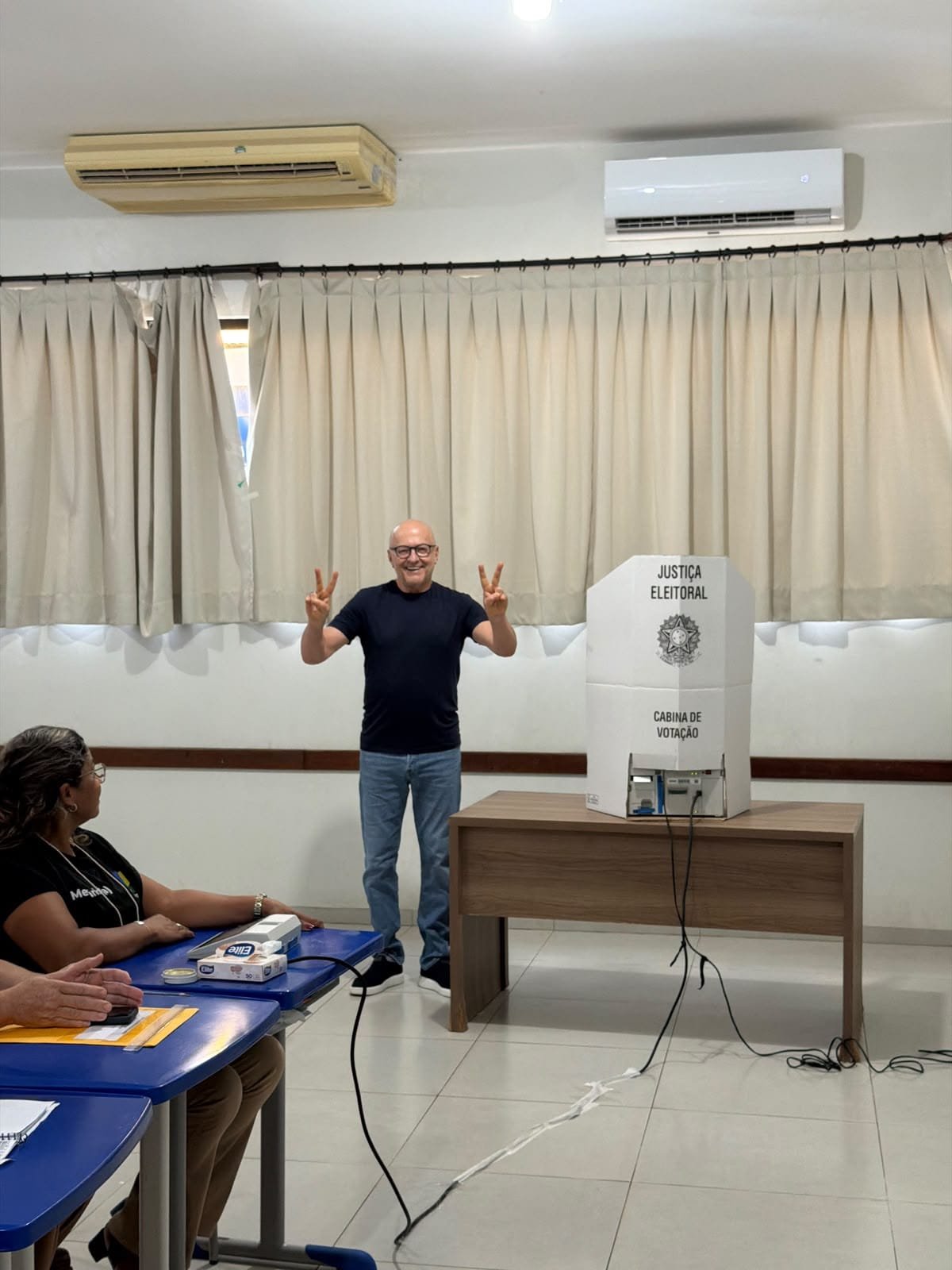 Governador vota em Flávio e aposta em votação expressiva em MT: "vitória da esperança"