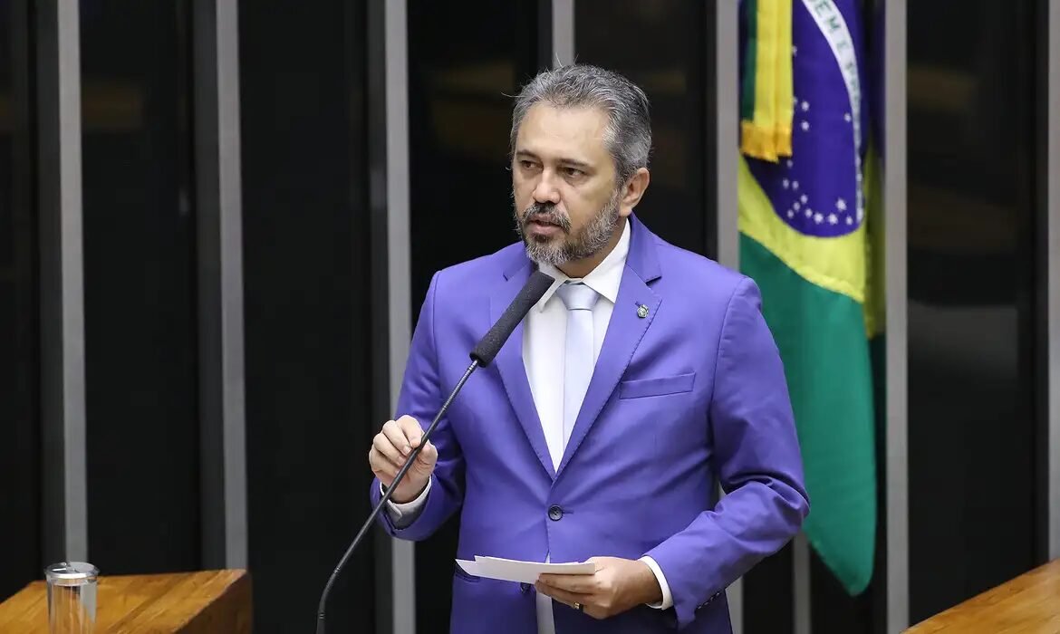 Ceará reelege Elmano de Freitas governador no primeiro turno em 2026