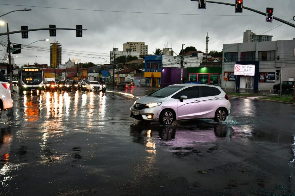 Chuva da madrugada de quarta-feira atinge 85% do volume esperado para o mês em Cuiabá