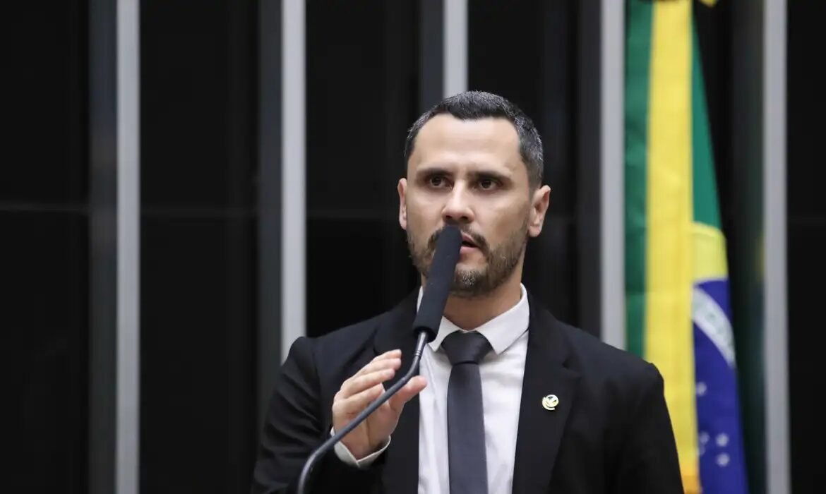 Cleitinho Azevedo vence eleição para o governo de Minas no 1º turno