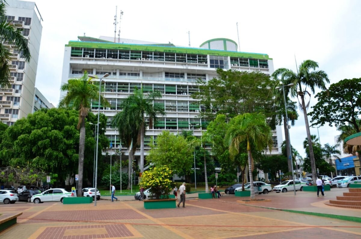 Prefeitura de Cuiabá quita salários de outubro e movimenta milhões