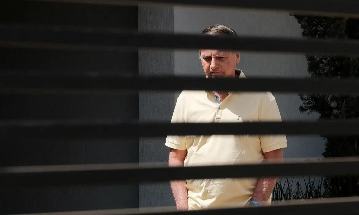 Defesa de Bolsonaro aponta novos fatos e pede anulação de pena