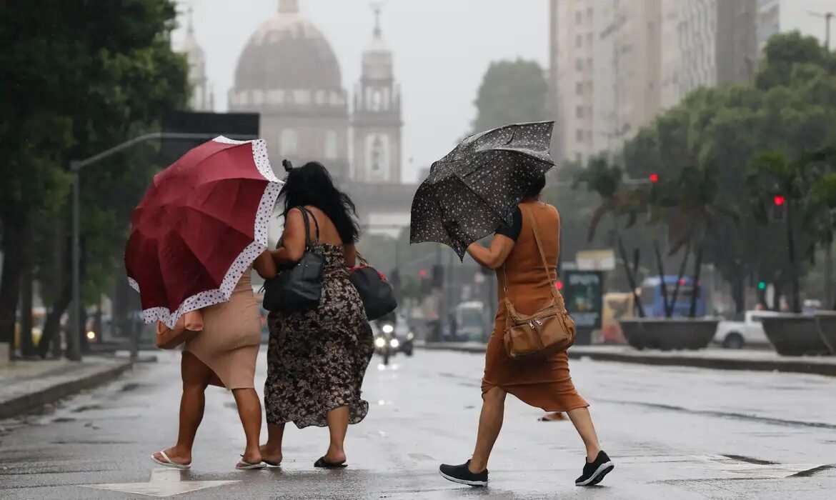 Defesa civil nacional entra em alerta para temporais no sul e sudeste