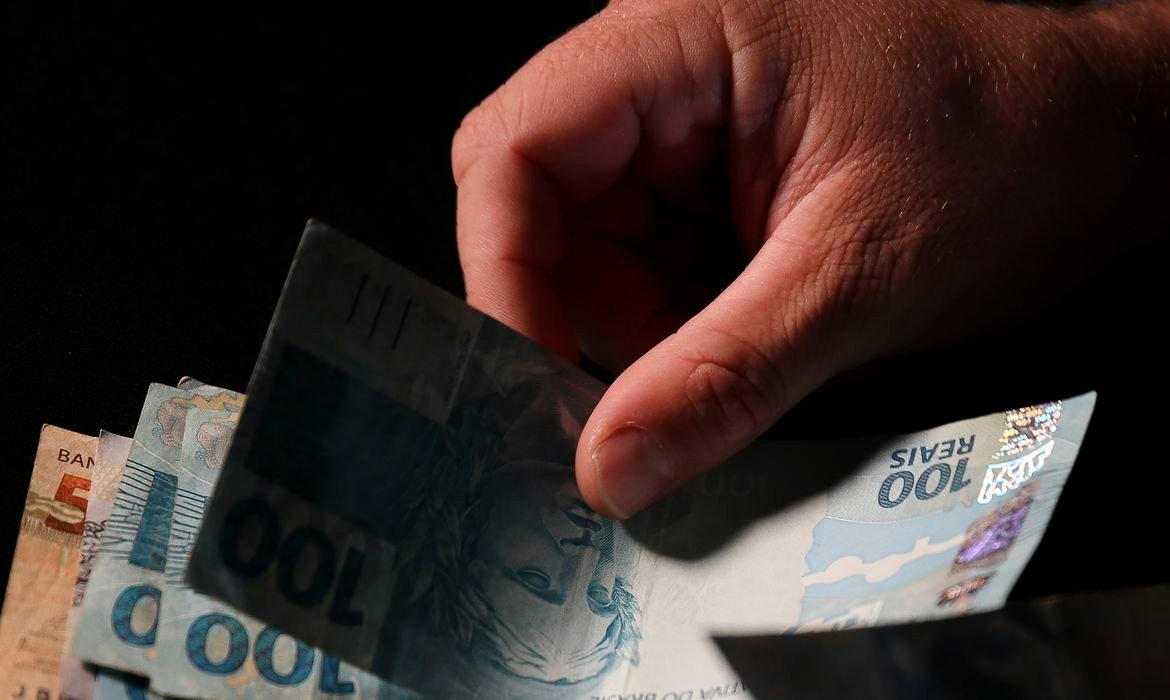 Dívida pública sobe 0,97% em setembro e encosta em R$ 9,4 trilhões