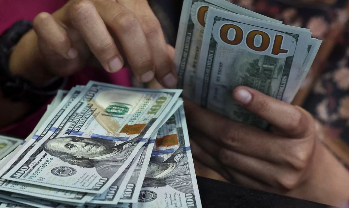 Dólar fecha a R$ 5,44 e registra maior alta semanal desde 2008