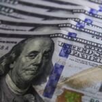Dólar fecha em alta e bolsa despenca com cautela fiscal