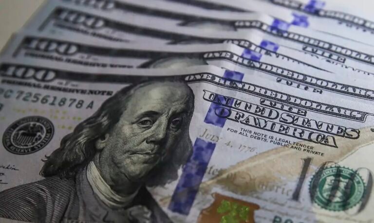 Dólar sobe 0,76% e fecha a R$ 5,39 em dia de cautela