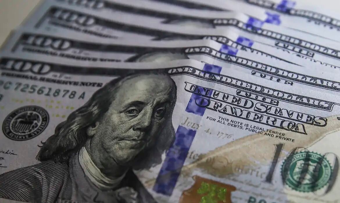 Dólar fecha em alta e bolsa despenca com cautela fiscal