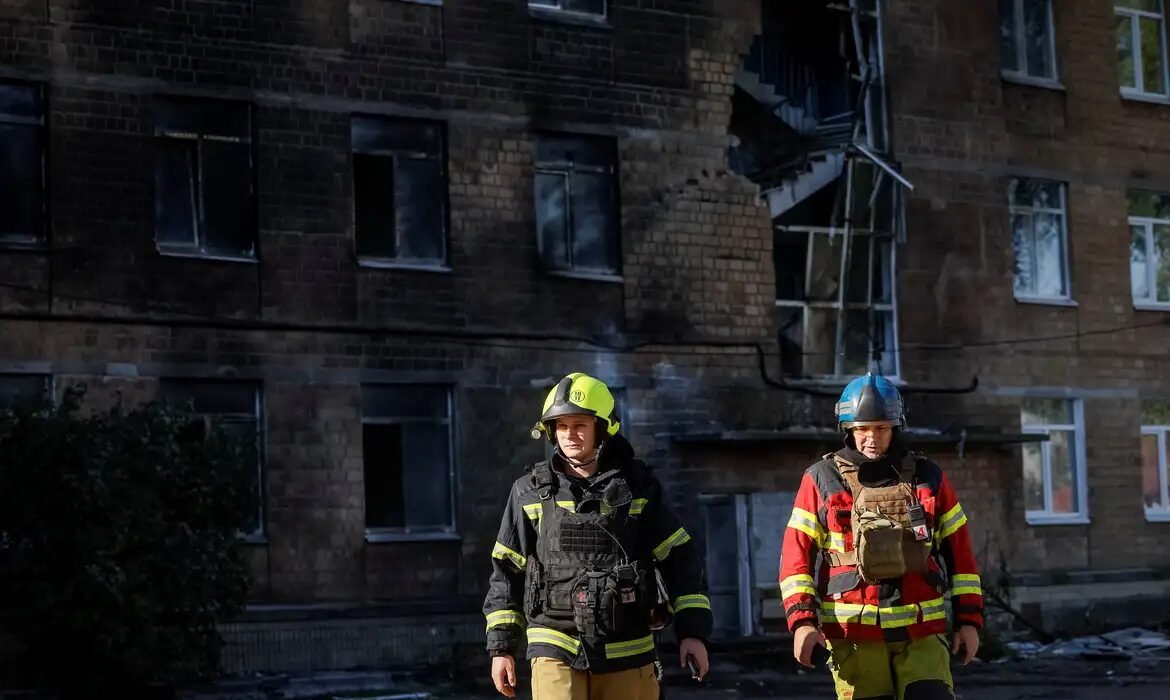 Drone da Rússia acerta escola em Kiev durante nova onda de bombardeios