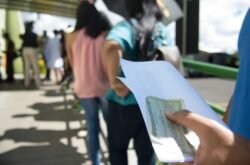 Eleições 2026: camiseta, adesivo, bandeira: o que pode usar para votar