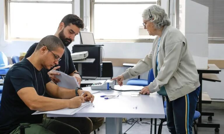 Eleitores do Rio seguem em fila de votação até depois das 19h