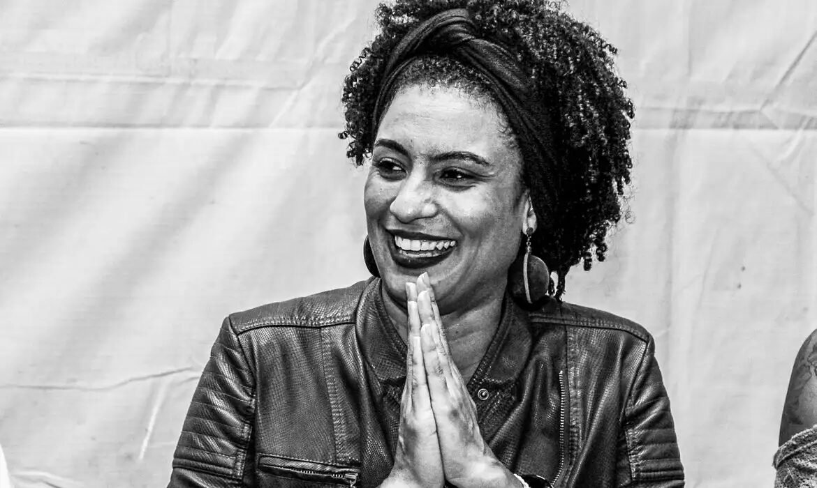 Filha denuncia ataques racistas a Marielle em grupo da PUC-Rio