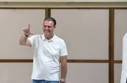 Fávaro diz estar confiante na reeleição e minimiza pesquisas: “Vai valer o número das urnas”
