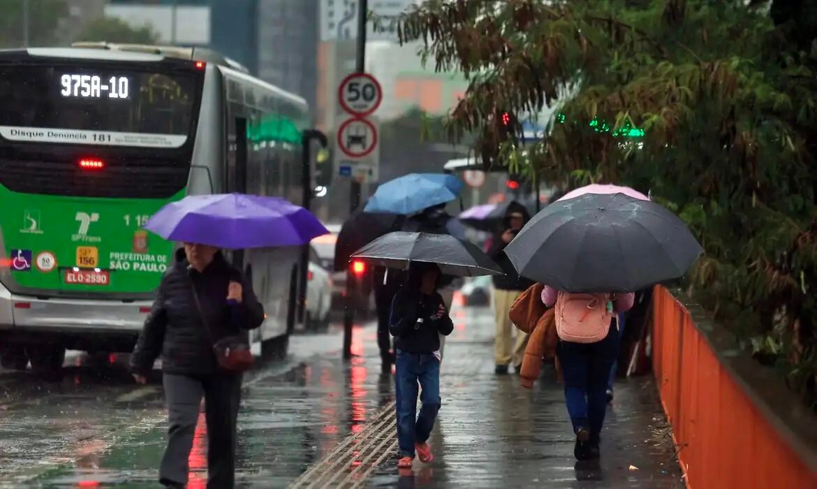 Eleição em São Paulo terá domingo de fortes chuvas e raios