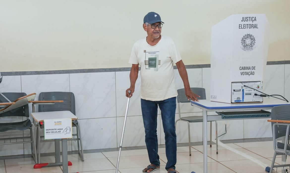 Idosos e jovens dão exemplo de cidadania nas urnas do país