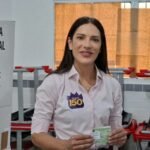 Janaina Riva vota cedo em Cuiabá e critica clima da campanha ao Senado