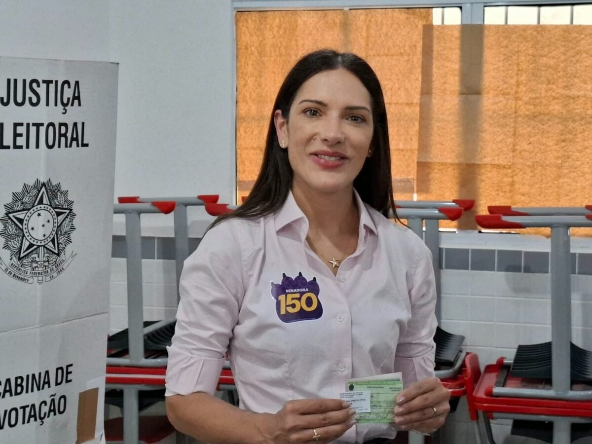 Janaina Riva vota cedo em Cuiabá e critica clima da campanha ao Senado