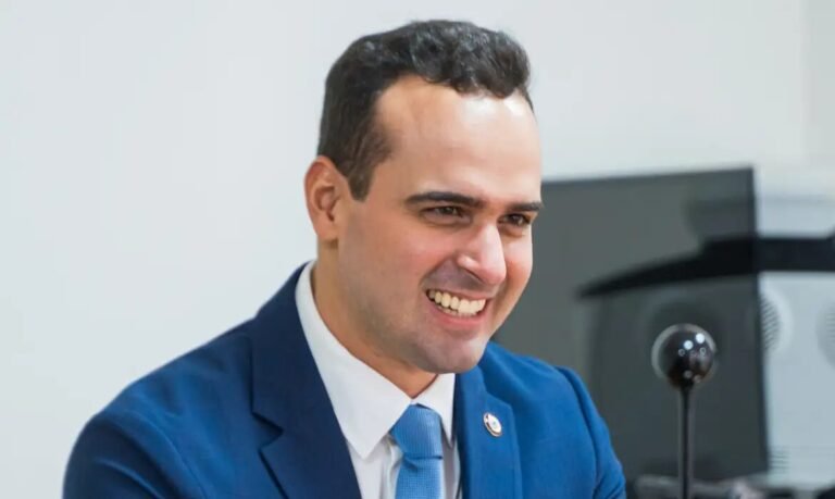 Lucas Ribeiro é reeleito governador da Paraíba no primeiro turno