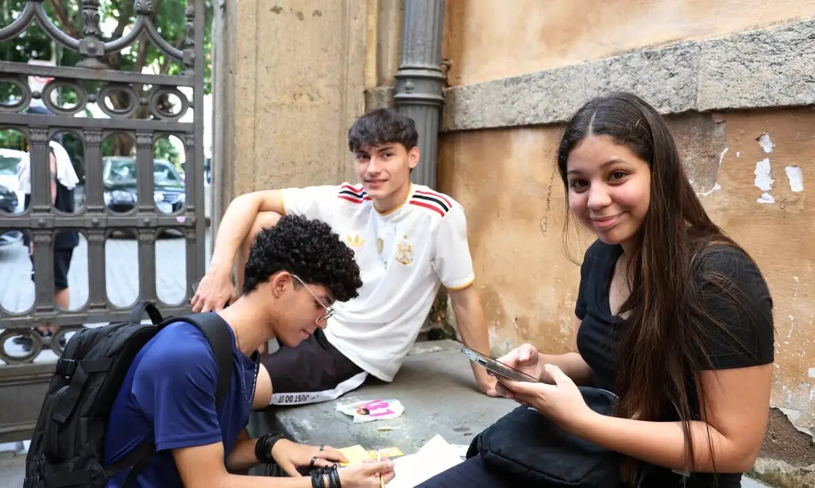Adolescentes votam nas eleições de 2026 mesmo com redução no total de jovens eleitores